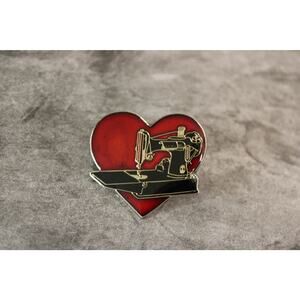 VTG c1980 Littlefoot LTD Red Cloisonne Featherweight Sewing Machine Pin Tie Tack